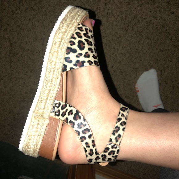 SIZE 9 Leopard / cheetah espadrilles - Picture 4 of 4